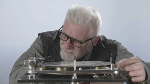 Senior technician checks the operation of a record player Vídeos de archivo 225040391