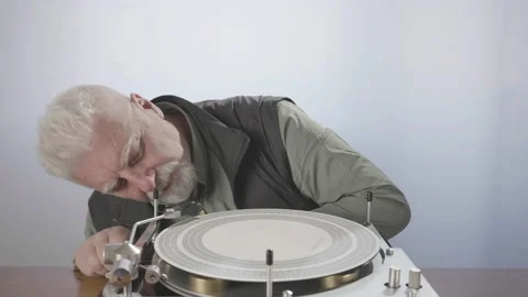 Senior technician checks the operation of a record player Vídeos de archivo 225040537