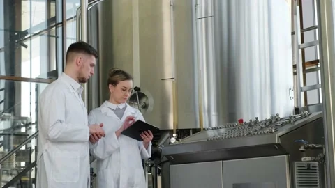 Senior technologist explaining how the dashboard works Vidéo 175793718