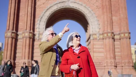 Senior tourist couple exploring the monuments of a city Stock Footage 262383080