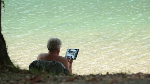 Senior using tablet in holiday Vidéo 93791652
