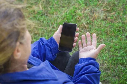 Senior woman, elderly, with problems to use the smartphone. uses technology. Fotos de archivo