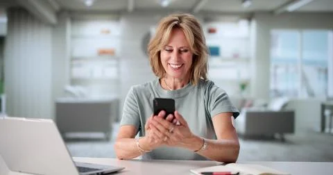 Senior Woman Using Digital Continuous Glucose Monitor On Mobile Phone. Foto stock