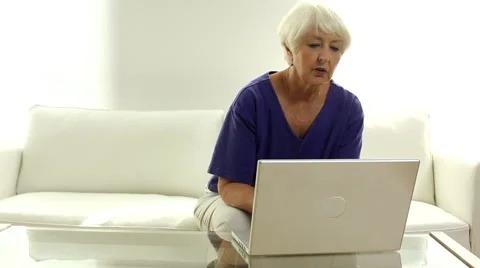 Senior woman using laptop computer Stock-Footage 61660448