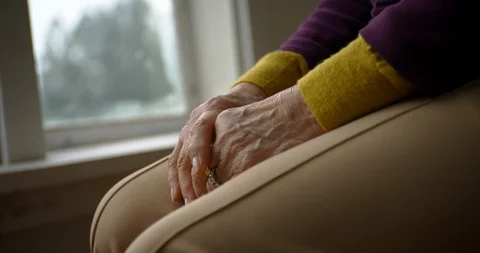 Senior womans hands in lap. Vidéo 88374270
