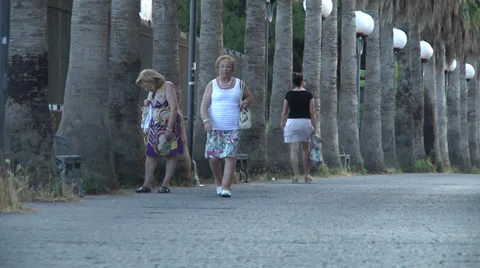 Senior womans walking. Видео 30441087