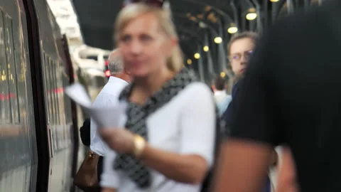 Senior worker explaining wagons to passenger in Paris train station 스톡 동영상 152596562