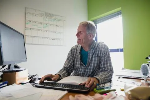 Senior Working From Home Fotos Stock