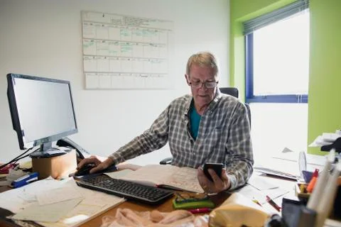 Senior Working From Home Fotos Stock