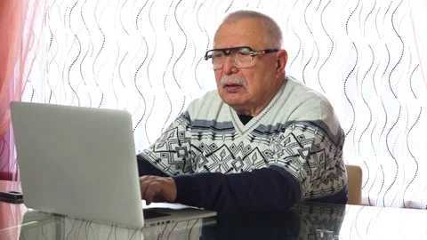 Senior wrinkly man puts down information and talks on phone 動画素材 107893143