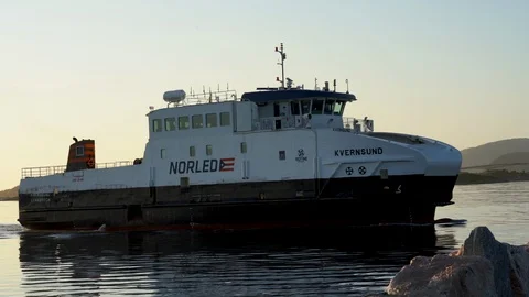 Senja Ferry boat docking in for car loading in northern Norway. Stock-Footage 113124513