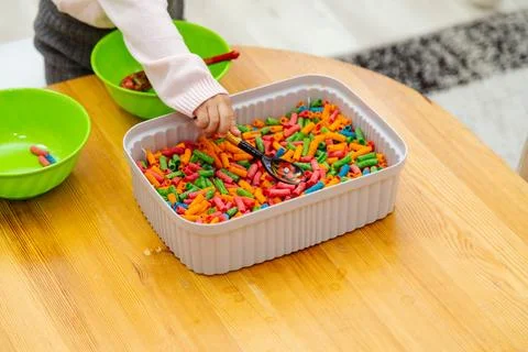 Sensory game sorting colored pasta Fotos de archivo