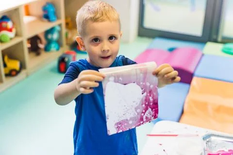 Sensory play for early brain development at nursery school. Toddler caucasian Foto stock