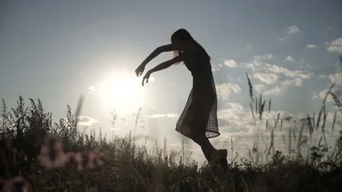 Sensual vogue model posing on field Видео 78883510