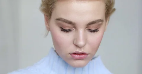 Sensual young model posing at camera Vidéo 83181407