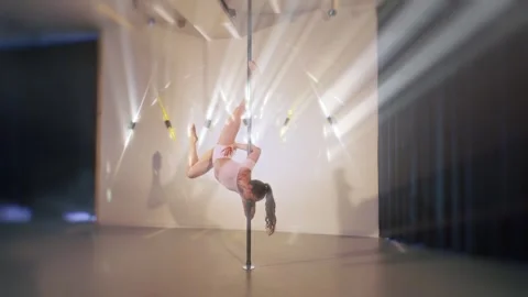 Sensual young pole dancer girl spinning on the bar Vídeo Stock 322204948