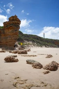 Sentinel Rock with Split Point lighthouse located in Victoria, Australia Foto stock