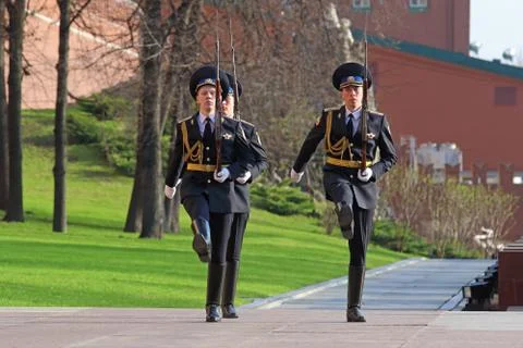 Sentries of the honor guard marching at the Kremlin wall 스톡 사진