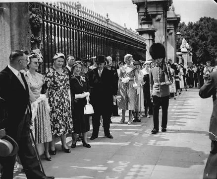 The Sentry Passes The Queue Waiting To Enter Buckingham Palace For The Garden Pa Stock Photos