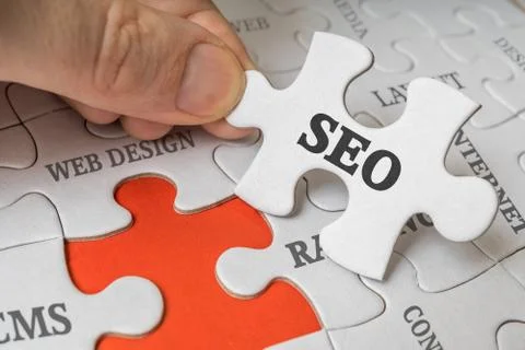 SEO (Search engine optimization) concept. Man is solving puzzle. Stock-Fotos