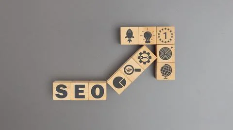 SEO Search Engine Optimization concept, Wooden block with target icon for ran Foto stock