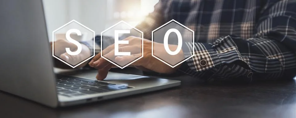 SEO Search Engine Optimization concept businessman use computer and working.. 库存照片