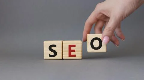 SEO - Search Engine Optimization symbol. Wooden blocks with words SEO. Busi.. Foto stock