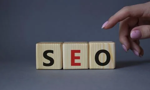 SEO - Search Engine Optimization symbol. Wooden blocks with words SEO. Busi.. Foto stock