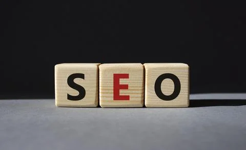 SEO - Search Engine Optimization symbol. Wooden blocks with words SEO. Beau.. Foto stock
