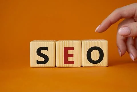 SEO - Search Engine Optimization symbol. Wooden blocks with words SEO. Busi.. Foto stock