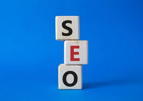 SEO - Search Engine Optimization symbol. Wooden blocks with words SEO. Beau.. Foto stock