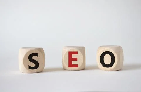 SEO - Search Engine Optimization symbol. Wooden blocks with words SEO. Beau.. Foto stock