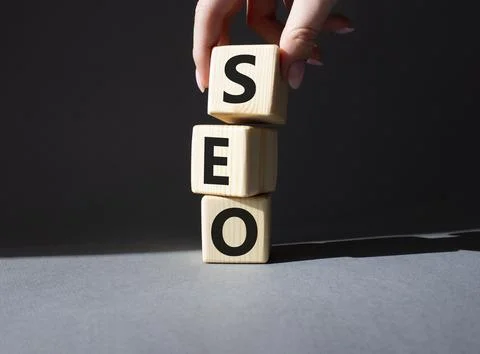 SEO - Search Engine Optimization symbol. Wooden blocks with words SEO. Busi.. Foto stock