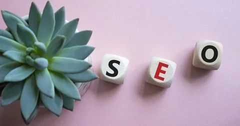 SEO - Search Engine Optimization symbol. Wooden blocks with words SEO. Beau.. 스톡 사진
