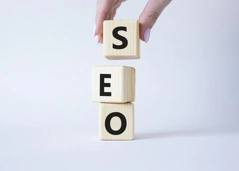 SEO - Search Engine Optimization symbol. Wooden blocks with words SEO. Busi.. 스톡 사진
