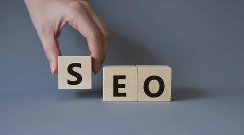 SEO - Search Engine Optimization symbol. Wooden blocks with words SEO. Busi.. Foto stock