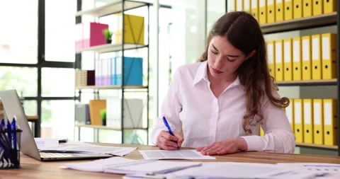 Seo signs document puts his signature on official document Vídeo Stock 245990900