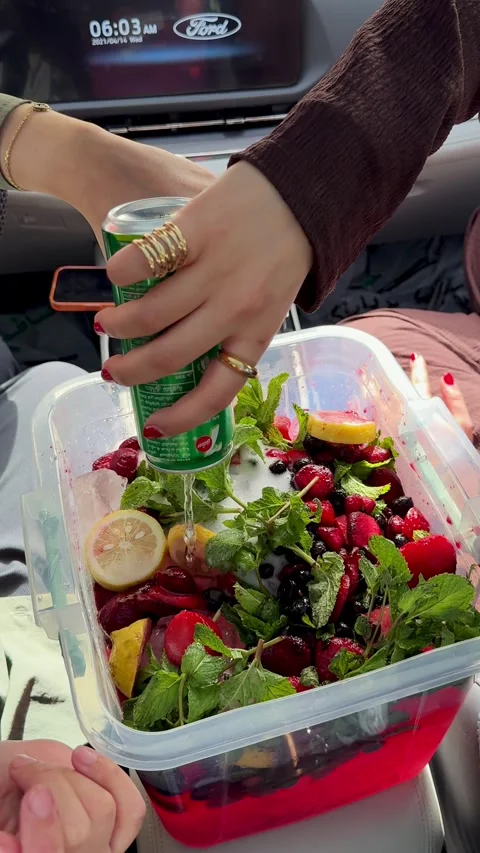SEO Title Pouring 7up into fruit mojito inside Ford car Stockbeeldmateriaal 336643829