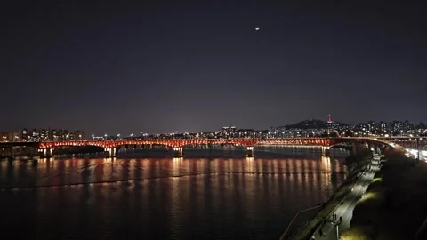 Seongsu Bridge Night Traffic with Moon and City Reflection Seoul Vídeos de archivo 331296997
