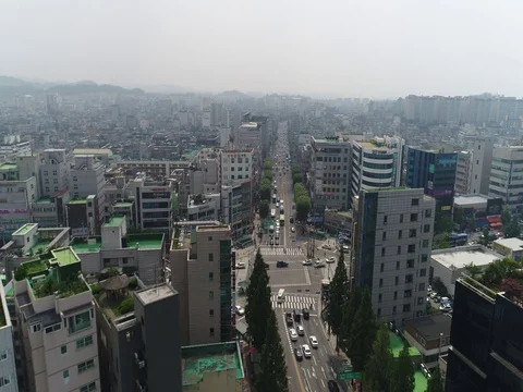 Seoul four-way intersection (slow pan and tilt) Stock Footage 77588320