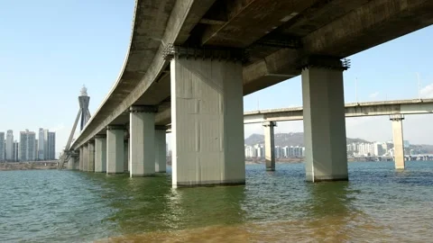 The Seoul Olympic Bridge is located in Han River, Seoul, South Korea. Vidéo 145970181