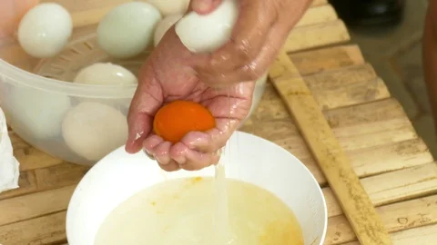 Separate egg yolk from white Vidéo 111578898