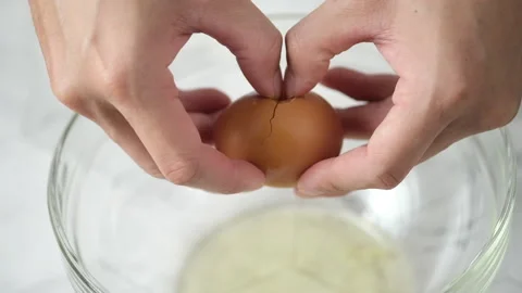 Separate egg yolks and egg whites. Видео 135601774