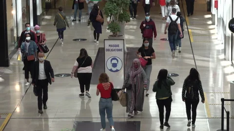 Separate lanes and required face masks in shopping mall in Paris France Video stock 139748517