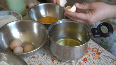 Separate the protein from the yolk Stock Footage 129494690
