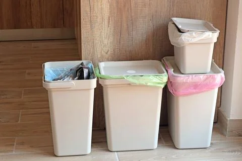 Separate sorting of garbage at home. Colorful bags and containers. Ecology and Foto stock
