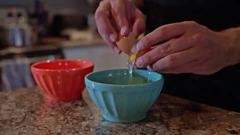 Separating Egg Yolk and White Stockbeeldmateriaal 325222907