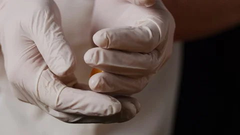 Separating egg yolk from egg white macro shot 動画素材 128487492