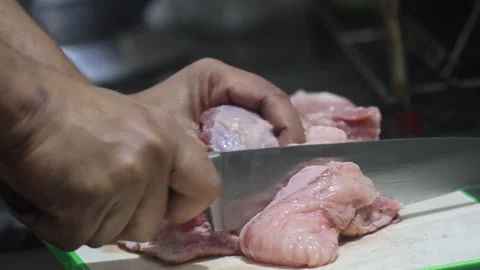 Separating fat from pork meat using a knife. Vídeos de archivo 279070776