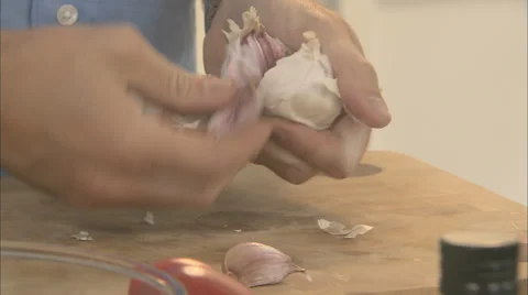 Separating a garlic bulb into cloves 스톡 동영상 39589016